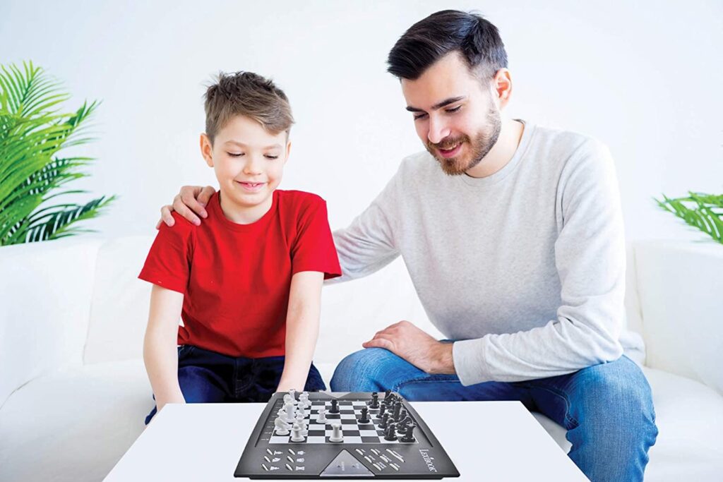 Personas jugando Ajedrez electrónico ChessMan Elite Lexibook