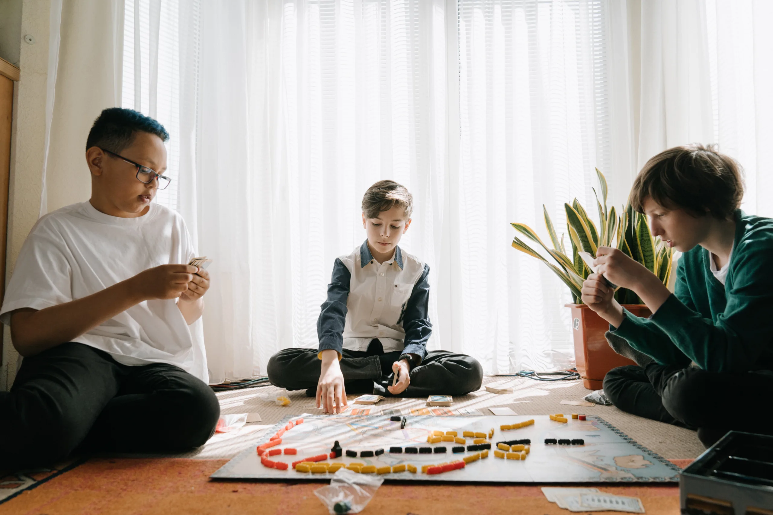 Ver categoría de juegos de mesa para grupos grandes: 15 divertidas opciones para reuniones con amigos y familia